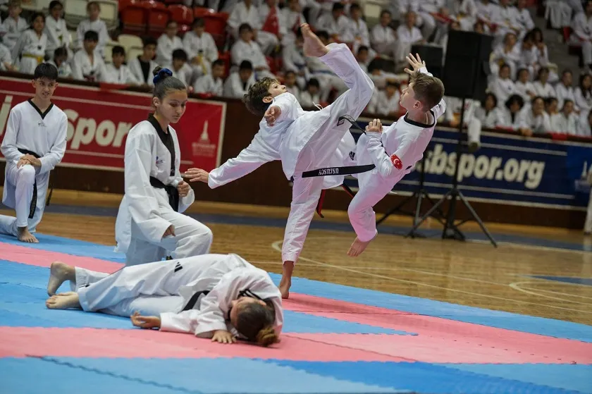İzmirli çocuklar spor ve eğlence dolu bir gün geçirdi