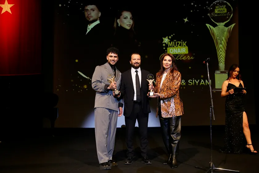 EBRU YAŞAR’A İKİ ÖDÜL BİRDEN