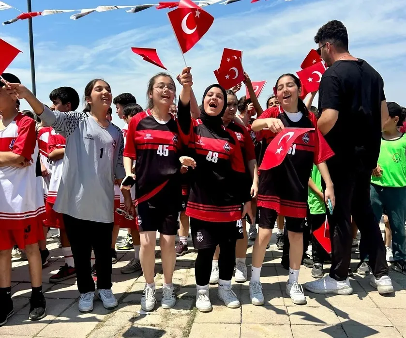 İzmirli minikler Egemen Çocuklar Hentbol Şenliği’nde buluştu