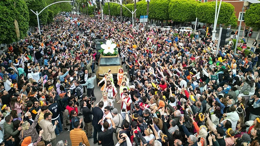 Yüz Binlerce İnsan Türkiye’nin İlk Ve Tek Karnavalı İçin Adana’da Buluştu