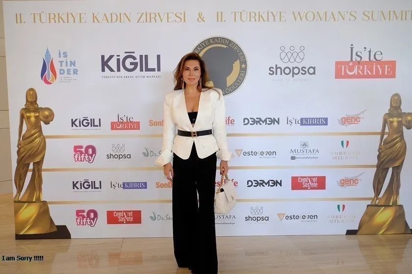 Ebru Yaşar’a “Yılın İlham Veren Müzik Sanatçısı” Ödülü